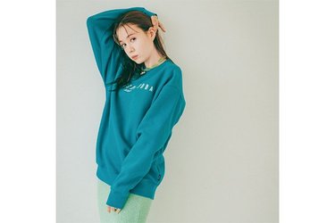 トリンドル玲奈、ミント色のセットアップと編み込みおさげで90'sガール