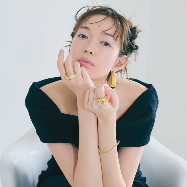 【BOTTEGA VENETA】佐藤栞里が魅せる♡ボッテガ・ヴェネタでつくる"華やかレディコーデ"