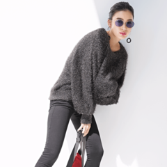 今宵は女同士で朝まで飲む！　お目立ち度No.1のギラギラニットでオシャレの称号いただきます♡