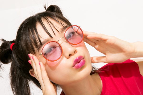 この夏1番のモテ女に♡カラーサングラスとリップのお洒落な関係