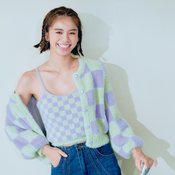 佐藤晴美、デコルテのチラ見せにきゅん♡トレンドニットにマッチしすぎなデニム＆メイク４選