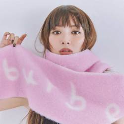 【新作・バーバリー】リバーシブルで気分によって変えられる♡ 映え確実なピンクマフラーをご紹介