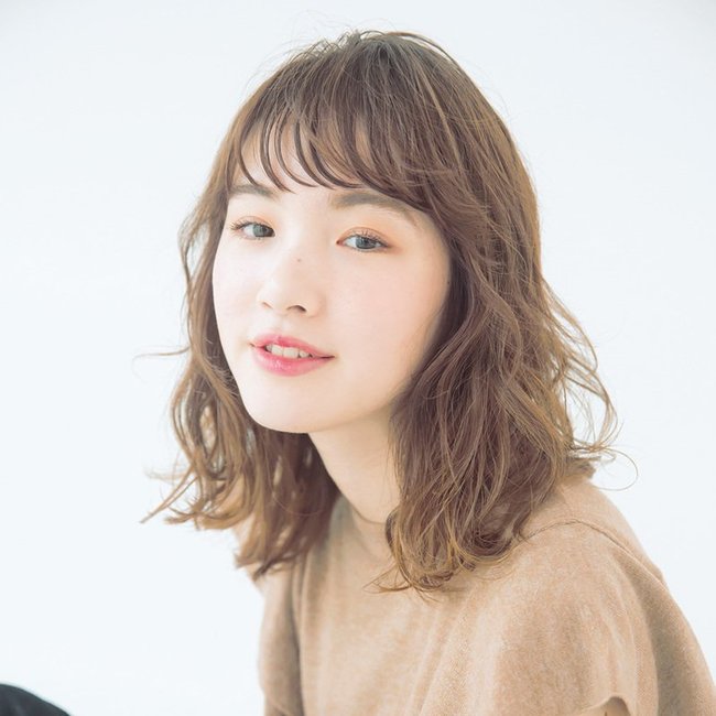 おでこが透ける束感バングでドレスアップ