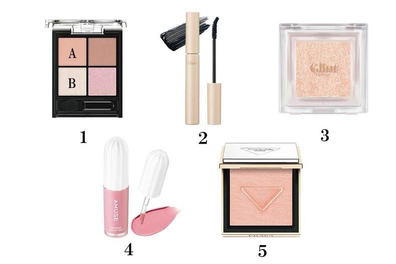 1 ケイト　ポッピングシルエットシャドウ　EX-5　￥1,540（編集部調べ・数量限定）／カネボウ化粧品　2 ヴィセ　ディテールフィット マスカラ　01　￥1,540（編集部調べ）／コーセー　3 グリント　ベイクドハイライター　ローズピーチ　￥3,170／LG生活健康　4 アミューズ　パウダーベルベットティント　01　￥1,650／MARU　5 プラダ ビューティ　プラダ ライト グローイング パウダー　02　￥11,550（限定）