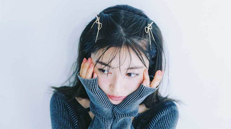 ピンでランダムに留めるだけ！簡単なのにニュアンスマシマシ【韓国みトップス×キラキラピン】スタイル