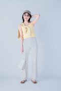 パンツ¥2,990、キャミソール¥790、カーディガン¥2,990、キャップ¥1,990、サングラス¥1,500、バッグ¥1,990、靴¥2,990/UNIQLO