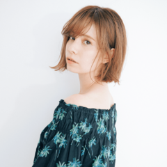 ふわっと繊細なハネ感で あごラインをすっと美しく