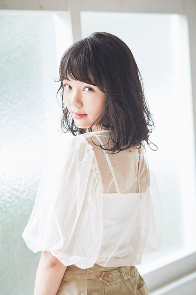 ハネと揺れを 軽やかにまとう カジュアルミディ