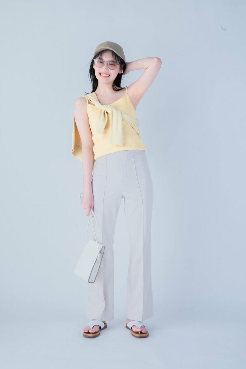 パンツ¥2,990、キャミソール¥790、カーディガン¥2,990、キャップ¥1,990、サングラス¥1,500、バッグ¥1,990、靴¥2,990/UNIQLO